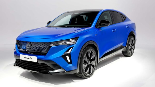 За Renault основната новост по отношение на plug-in хибридното задвижване е Rafale - голямо френско SUV-купе, което ще бъде пуснато в продажба през пролетта на 2024 г.

Plug-in хибридният вариант на Renault Rafale получава 1,2-литров турбо двигател и три електрически мотора, осигуряващи задвижване на всички колела и обща мощност от 300 к.с.
