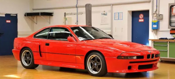 Изминаха почти две десетилетия, преди BMW да признае съществуването на тази кола - версия с V12 с мощност 550 к.с. на 8-Series (E31). Този двигател на практика представляваше два 3,0-литрови редови &bdquo;шестака&ldquo;, комбинирани, за да създадат 6,1-литров V12, който задвижваше задните колела чрез шестстепенна ръчна скоростна кутия.

Само с две седалки, състезателни спирачки и заплашителна каросерия M8 щеше да се превърне в привлекателен флагман за BMW, но за съжаление това не се случи. Смята се, че опасенията за околната среда са допринесли за изчезването му. И в добавка &ndash; ужасяващата рецесия от началото на 90-те.