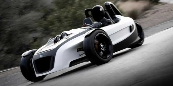 Когато VW представи GX-3 на автомобилното изложение в Лос Анджелис през 2006 г., предположението беше, че това е просто шоу-кола. Консервативната компания се зае сериозно с пускането на автомобил в производство. 1,6-литровият двигател, заимстван от хот-хеча Lupo GTi, позовловята ускорение от 0 до 100 км/ч за 5,7 секунди и максимална скорост от 200 км/ч.