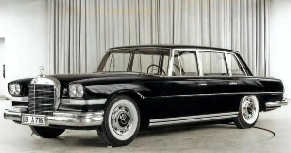 Mercedes наистина остави своя отпечатък в следвоенния свят със своя 600 'Grosser' седан, който се предлагаше в стандартна и дълга база, когато беше пуснат в производствена форма през 1963 г.  Автомобилът обаче приличаше много на американски особено с дизайна на носа. В крайна Mercedes избра да използва много по-германски стил за производствения 600.