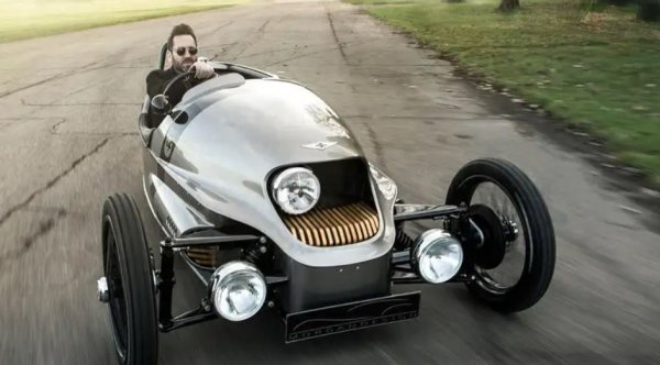 Morgan EV3 щеше да бъде доказателството, че електрическите автомобили могат да бъдат изключително забавни. Morgan нямаше проблеми с продажбата им, след като колата беше представена през 2015 г. Но автомобилът беше разработен съвместно с Frazer-Nash Research и когато тази връзка започна да се къса, колата беше обречена.