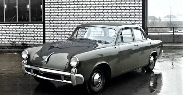 Studebaker може да проследи корените си чак до 1852 г. Половин век по-късно произвежда първата си кола и до 1954 г. се слива с Packard. Оттук нататък нещата вървят към по-лошо, но през 1952 г., в опит да спре упадъка, Porsche разработва изцяло нов седан с четири врати, задвижван от V6.

Джон ДеЛориън, ръководителят на инженерния отдел на Studebaker, смята, че му липсва изтънченост. Колата не напредна отвъд етапа на прототипа и изчезна през 1963 г. 