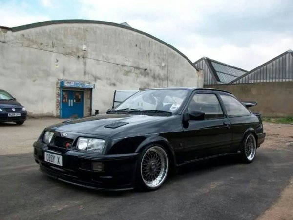 Средноразмерният европейски Ford се предлагаше в по-ранните си дни с различни двигатели, нито един от тях особено впечатляващ, с изключение на големия V6. Нещата се промениха с 2,0-литровия четирицилиндров агрегат, който задвижваше Sierra RS Cosworth от 1986 г. нататък.

В сърцето си той беше доста скромен, базиран на утвърдения двигател Pinto. Турбокомпресорът и 16-клапановата цилиндрова глава обаче направиха голяма разлика. Дори в най-малко мощната си форма той произвежда над 200 к.с., които никой друг двигател на Sierra не може дори да доближи. Допълнително модифициран за състезателна употреба, той може да достигне мощност от 600 к.с.