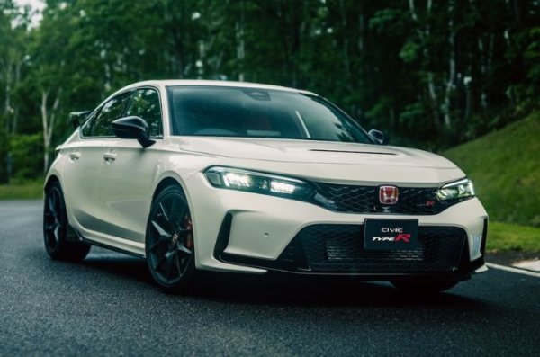 Honda произвежда Type R варианти на своя Civic от 1997 г., а от 2001 г. всички те се задвижват от 2,0-литров двигател. В продължение на 15 години те бяха известни със своята забележителна мощност и способността им да се въртят доста над 8000 оборота преди VTEC променливото газоразпределение да ги изведе на нови висоти. 

Honda промени играта изцяло през 2015 г., когато добави турбокомпресор. Сега двигателят беше ограничен до сравнително скромните 7000 об./мин., но внезапно получи много мощност в средния диапазон и пиковата цифра се изстреля до 310 к.с. След леки корекции тя беше увеличена до 320 к.с.