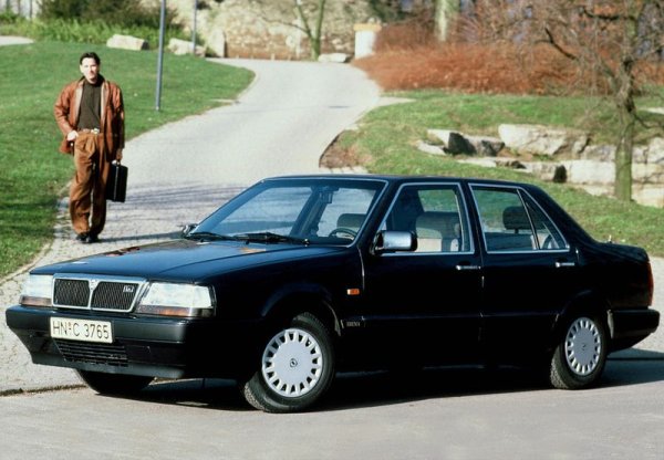 Thema беше луксозен седан, базиран на същата платформа, използвана и за Alfa Romeo 164, Fiat Croma и Saab 9000. Две години след пускането му на пазара Lancia добави изключителна версия, наречена 8.32, кръстена на броя на цилиндрите и клапаните в неговия двигател.

С 2,9 литра обем това не беше най-големият модул, монтиран на Thema, но беше най-мощният. Производен на Ferrari Dino V8, моторът произвежда 220 к.с., цели 40 к.с. повече от 3,0-литровия Alfa Romeo V6, който беше понижен до второ място в гамата.