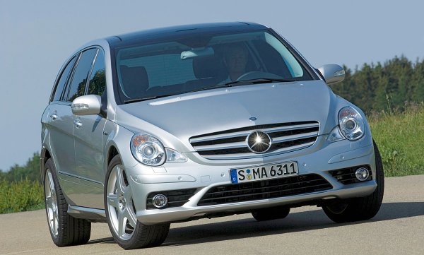 Като грандиозен пример за това, което беше наречено &bdquo;продуктовото планиране на Mercedes за всеки двигател във всичко&ldquo;, R-Ъвьяя стана достъпна с 6,2-литров V8 двигател с 510 к.с. година след пускането му на пазара.

Като голям луксозен MPV, той беше много подходящ за мощни двигатели, но това беше нещо съвсем различно. Големият V8 произвежда 510 к.с., което е много повече от необходимото. Продажбите бяха минимални и R 63 AMG, както се наричаше, изчезна много бързо от ценовите листи.