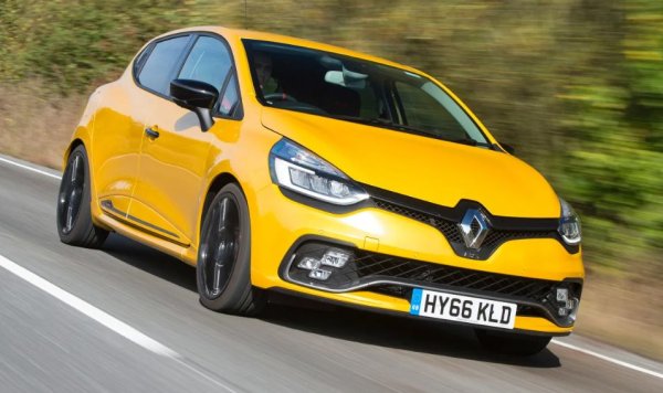 Първите няколко версии на най-горещото Clio на Renault бяха задвижвани от високооборотен 2,0-литров двигател с атмосферно пълнене. Тази политика се промени драматично през 2013 г., когато Renault премина към 1,6-литров турбо двигател, разработен съвместно с партньора на Алианса Nissan и произвеждащ подобна мощност (200 к.с.).

Няма съмнение, че характерът на Clio леше променен. Въпросът беше дали това е положителен или отрицателен ход. Имаше хора, които смятаха, че превъзходното представяне в средния клас е голямо подобрение, но други пък бяха категорични, че тази промяна е излишна.