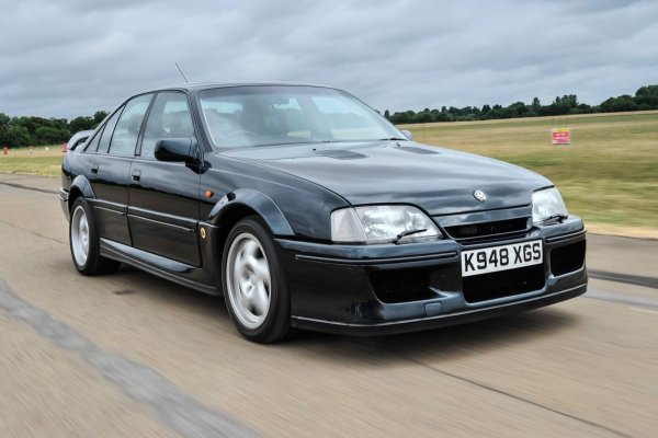 Carlton GSi е хубава кола с отлично управление и силен 3,0-литров двигател с 24 клапана. Това беше и основата на Lotus Carlton. Въпреки твърденията за противното на други места в интернет, всеки екземпляр от този модел излезе от производствената линия на Opel в Рюселсхайм като стандартен GSi, преди да бъде изпратен на Lotus в Hethel за преработка, която продължава 150 часа.

Промените включват повишаване на капацитета на 6-цилиндровия двигател от 3,0 литра на 3,6 и монтиране на два турбокомпресора Garrett. Изходната мощност съответно се повиши от първоначалните 206 к.с. до 382 к.с. (ако двигателите бяха захранвани с достатъчно високооктанов бензин), а производителността при права линия се подобри до такава степен, че имаше призиви колата да бъде забранена.