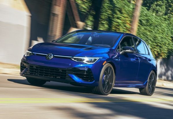 Първите две поколения на Golf R бяха известни като R32 - препратка към техните 3,2-литрови V6 двигатели. Те бяха бързи и звучаха страхотно, но този мотор беше много тежък и монтиран почти изцяло пред предната ос, което създаваше големи проблеми при управлението в оригиналната версия. Следващият беше по-добър, но все пак от време на време създаваше проблеми, особено при поредица от близко разположени завои.

За поколението след това Volkswagen се отказа от частта 32 от името и монтира 2,0-литров 4-цилиндров двигател с турбокомпресор. Това беше по-мощно, но най-важното беше и по-леко. Проблемите с управлението изчезнаха напълно и R се превърна в прекрасния хот-хеч, какъвто трябваше да бъде на първо място.