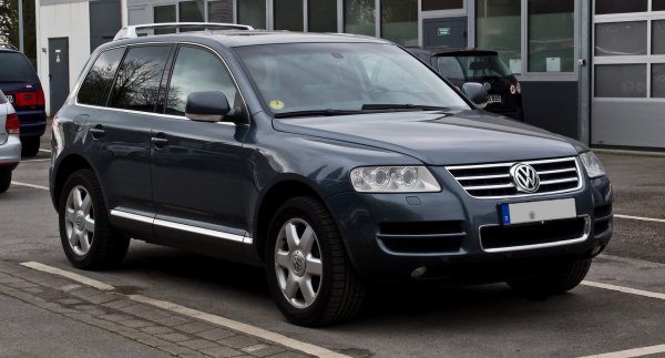 Като друга част от политиката за екстравагантни двигатели, Volkswagen добави 6,0-литров W12 към Touareg две години след пускането на големия SUV. Този двигател е почти толкова рядък, колкото W8, монтиран на Passat, но също така е използван в Audi A8, Bentley Continental и VW Phaeton.

Още веднъж, този двигател изпревари всички останали в гамата по отношение на производителност, с максимална мощност от 450 к.с. Първоначално VW планираше да произведе само 500 екземпляра от този конкретен Touareg, но продължи производството, когато всъдеходът се оказа изненадващо популярен.