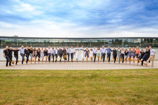 Знаете ли, че има световен ден на джапанките? Вероятно не. Но  гигантът McLaren явно да, защото го отпразнува със стил, като накараха целия персонал в централата в Уокинг да обуе новата ограничена серия джапанки McLaren, проектирана в партньорство с Gandys. Има обаче благолодство в това партньорство: двете марки даряват всички печалби на нов дом за деца в Бразилия, управляван от Orphans for Orphans. Ще бъде боядисан в цветовете на McLaren от оранжево и синьо &ndash; точно като джапанките. Каква е връзката? Говори се, че новото устройство за защита на главата Halo на колите на F1 имитира формата на джапанка...Цената не е ясна, но сигурно ще са по-скъпи от легендарните джапанки на Вили Вуцов, който се хвалеше, че е извадил 400 евро за онези, с които джапаше като треньор на Левски.