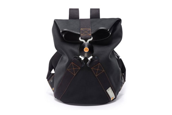 Освен със създаването на състезателни коли, които да запълнят световните решетки, базираният в Йоркшир специалист по спортни коли Ginetta се разклони и в областта на облеклото, със своята гама Ginetta Lifestyle от вдъхновени от моторните спортове палта, въжета, ботуши, броги и дори раница за състезания.
