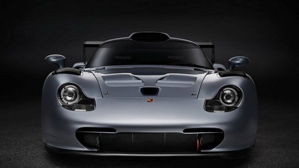 Интересното е, че за разлика от Mercedes-Benz, Porsche 911 GT1 не успя да спечели шампионата FIA GT, но победи в Льо Ман. Това стана два пъти &ndash; през 1996 г. и през 1998 г., като втория път беше с усъвършенстван модел. &bdquo;Уличната версия&ldquo; (Stra&szlig;enversion) беше произведена в тираж от 25 бройки, като получи двигател с мощност 544 к.с. 