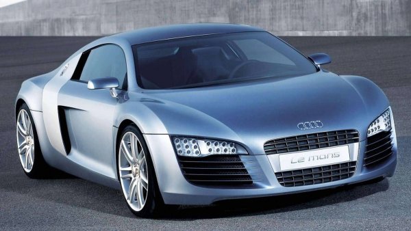 В този списък можеше да попадне и първото &bdquo;улично&ldquo; R8 &ndash; естестен наследник на Audi R8, което победи в &bdquo;24 часа на Льо Ман&ldquo; между 2000 и 2003 г. Вместо него обаче е включен прототип, показан на автомобилното изложение във Франкфурт, който получава редица елементи, използвани в състезателна кола. Сред тях е технологията FSI, LED-фаровете и олекотената конструкция Audi Space Frame. Под капака е поставен 5,0-литров битурбо V10 двигател с 610 к.с., който при серийния модел отстъпва място на по-скромния 4.2 V8 с атмосферно пълене и 450 к.с.