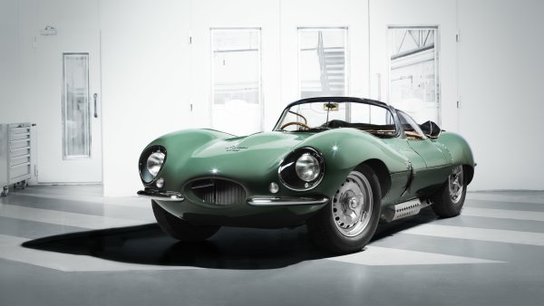 Когато става дума за Jaguar XKSS, се има предвид &bdquo;пътния&ldquo; вариант на успешния D-Type, победител в &bdquo;24 часа на Льо Ман&ldquo; през 1955, 1956 и 1957 г. Мнозина виждат в този двуместен модел една от първите суперколи в историята, като това се дължи на мощния 3,4-литров двигател с 6 цилиндъра и мощност 250 к.с., комбиниран с тегло от 920 кг. За съжаление, във фабриката на Jaguar избухна пожар, при които напълно бяха унищожени 9 от общо 25-те произведени бройки. Изгорелите автомобили бяха възстановени едва преди няколко години.