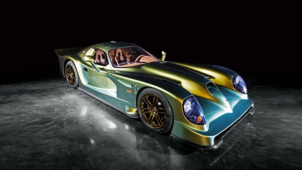 В резултат на лудостта, обхванала състезанията за издръжливост от 1997 г., когато BPR Global GT Series се превърна във FIA GT, много производители пуснаха най-добрите си оръжия на пистата кто част от категория GT1. Това стори и компанията Panoz, като специално от този модел - Esperante GTR-1, са направени две бройки с разрешение за движение по обществени пътища. Под капака им е поставен V8 двигател на Ford с 600 к.с. Въпреки ефектния си дизайн, Esperante не постигна добри резултати в &bdquo;Льо Ман&ldquo;. 