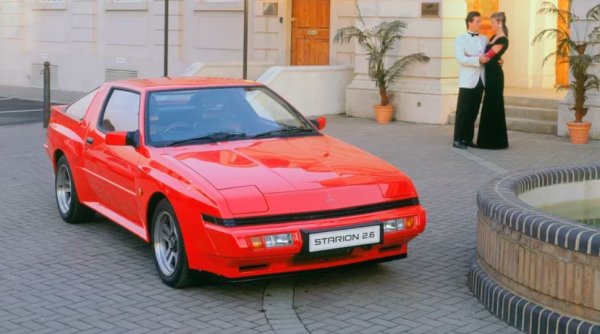 Chrysler за първи път купува дял в Mitsubishi през 1971 г. и през следващото десетилетие двете компании постепенно засилват връзките си. В началото на 80-те години Mitsubishi иска кола, която може да се конкурира със спортни предложения от конкурентни японски производители като Mazda, Toyota и Nissan, и така се ражда Starion. Новото купе с две врати разполага с четирицилиндров двигател с турбокомпресор, петстепенна ръчна скоростна кутия и остър стил.

Chrysler вижда потенциал в този нов дизайн и започва да го внася в САЩ под различни имена, проектирани за марки, включително Dodge и Plymouth Conquest. Производството на автомобила продължава през 80-те години, като в крайна сметка приключва през 1989 г. Въпреки че може да се похвали с впечатляващи показатели за производителност и лукс като автоматичен климатроник, Starion/Conquest никога не печели същите последователи като конкуренти като Mazda RX-7 или Toyota Supra, като впоследствие бива забравен.
