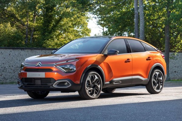 Наследникът C4 Cactus е с дизайн, вдъхновен от кросоувърите, като използва механиката на новото Peugeot 208. Това ще рече турбо бензинови и дизелови версии, както и изцяло електрическа версия с пробег от 320 км.