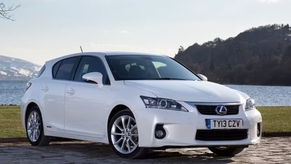 Най-добрият модел с петзвездна надеждност от 10 до 15 години е Lexus CT 200h, напълно хибриден хечбек, пуснат за първи път през 2011 година и продаван до 2020-а.  Моделът не е претърпявал никакви повреди през 12-те месеца преди попълването на анкетата. Само 13% от шофьорите са съобщили за някакъв вид неизправност въобще.

Когато нещо се обърка, тези автомобили прекарват средно малко повече от един ден извън пътя за ремонт. Далеч под средното ниво от 4,5 дни за автомобили на тази възраст. Цените варират от 6000 до 12 000 евро.

Някои се оплакват от пространството за краката отзад, малкия багажник и тромавата информационно-развлекателна система. Но отзивите от собствениците като цяло бяха възторжени. 

Една трета конкретно хвали надеждността, а също една трета се прехласва по комфорта. Единствената критика на друг участващ в анкетата е красноречива  - Lexus вече не ги произвежда.