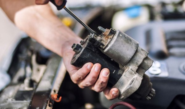 Друг симптом за повреда е дразнещият стържещ звук след стартиране на двигателя. Този шум е подобен на звука, който чувате когато без да искате завъртите ключа при вече запален двигател.

Източник на досадния звук е стартерната предавка, която не сработва с маховика. Това означава, че соленоидът или предавката не функционират правилно.
