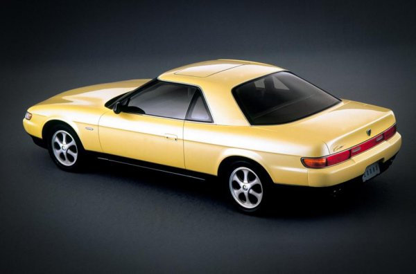 Дебютното поколение се появява през 1967 - цяло десетилетие по-рано от първите RX, а последното, четвърто поколение с индекса JC, е на поточната линия от 1990 д о1995 г.

От гледна точка на технологии, Eunos Cosmo просто няма аналози. На първо място, защото е оборудван с роторни двигатели с два турбокомпресора - двусекционен 13B-RE (1,3 литра) и трисекционен 20B-REW (2,0 литра), развиващ 304 к.с. и позволяващ да падне бариерата от 250 км/ч с премахнат ограничител на скоростта.