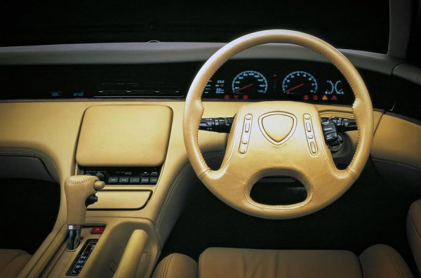 По отношение на оборудването и възможностите за комфорт, Cosmo JC изпреварва времето си. Тя е първата сред серийните модели, която получава GPS навигация, климатична система със сензорно управление, мобилни комуникации, телевизор и CD-плейър. В момента не е лесно да срещнеш такава машина - произведени са общо 8 875 автомобила от четвъртото поколение.