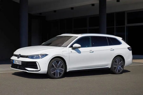 Новият Passat вече е само комби, без по-популярния у нас вариант седан. Задвижването включва два плъг-ин хибрида, бензинови и дори дизелови версии. 
За почитателите на седана Passat германците предлагат първата си електрическа лимузина - ID.7. Вече я тествахме във Франция, така че очаквайте тест на Automedia.bg и в "КОЛЕЛА" през ноември. Доставките до клиенти започват през пролетта на 2024. 