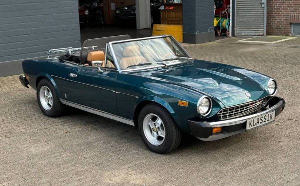 Eлегантният 124 Sport Spider бе създаден от Fiat в партньорство с Pininfarina и произвеждан от 1966 до лятото на 1985. За тези 19 години са сглобени близо 200,000 автомобила, така че моделът не е чак такава рядкост. Но е красив, обичан и забавен за каране. Моторът на CS 2 е 4-цилиндров, с обем 2 литра и 105 конски сили максимална мощност. Максималната скорост е 172 км/ч. 
