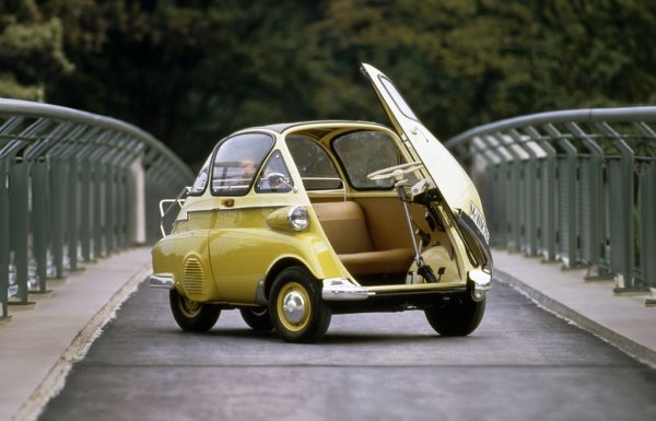 Автомобилът, който спаси BMW след Втората световна война и върна германската компания на картата, всъщност изобщо не бе германски - и е спорно дали беше точно автомобил. Оригиналната Isetta бе разработена от италианския производител на хладилници Iso в началото на 50-те като микроавтомобил с дължина 2.29 метра и едноцилиндров мотор. От BMW прецениха, че нещо подобно ще се търси и в страдащата от остър недостиг на ресурси Западна Германия, откупиха лиценза, разработиха свой собствен едноцилиндров мотор с обем 247 куб. см и мощност 12 конски сили, и за седем години се замогнаха достатъчно (след 161,728 продажби), за да разработят нормални, модерни автомобили като BMW 700. Впрочем баварската Isetta е и първият автомобил в света, постигнал среден разход под 3 литра за 100 км. 
