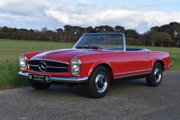 Легендарната "Пагода" е дело на двама всепризнати гении: дизайнера Пол Брак и инженера Бела Барени. Дебютирало през 1963, поколението W113 е наследник и на 300 SL, и на 190 SL. Версията 280 SL, с 2.8-литровия двигател М130 и със 170  конски сили, се появява през 1967 и се прави до началото на 1971. Сглобени са само 23 885 екземпляра. 
