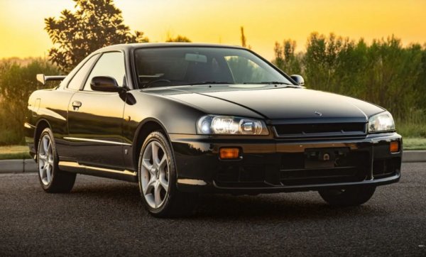 Десетото поколение на легендарния спортен модел, с кодово име R34, се появи през пролетта на 1998 и остана на пазара само три години - което вероятно обяснява и маниакалния интерес към него от страна на колекционерите днес. Вариантът 25GT има 2.5-литров редови мотор с шест цилиндъра и 200 коня масимална мощност. 
