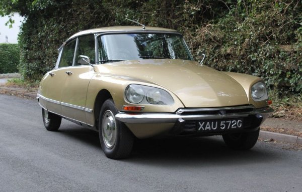 Ако трябва да посочим най-забележителния френски автомобил на всички времена, вероятно бихме се спрели на "богинята" DS (la deesse). Дебютирал през 1955, това е първият масов автомобил с хидропневматично окачване, и първият с дискови спирачки. Не само технологиите му са изпреварили времето си, но и дизайнът, дело на скулптора Фламинио Бертони. Заради него прочутият философ Ролан Барт възкликва, че тази кола изглежда "сякаш е паднала от небето". За полугодието у нас са регистрирани още две бройки, плюс една от по-достъпния, но също толкова красив ID 19.
