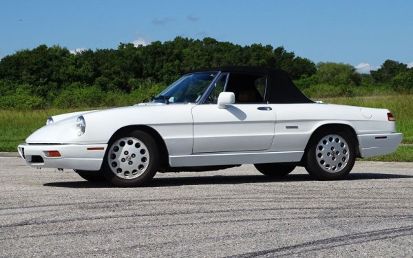 Тази италианска класика се появява на пазара през 1966 като наследник на Guilia Spider и остава в продажба чак до 1994, като за това време сменя четири поколения - макар и без кой знае колко значими изменения в дизайна. Тази година у нас са внесени още три бройки.
