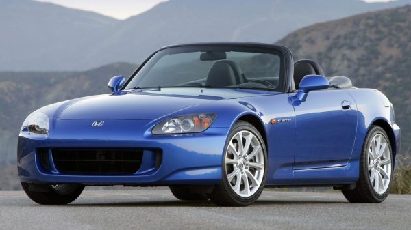 Обикновен четирицилиндров агрегат в спортен автомобил не звучи като върха на сладоледа. Но в двигателя на S2000 няма нищо обикновено. Известен с кода F20C, той с лекота се развърта до 9000 оборота - първият случай в историята, когато това се случва в годна за нормални пътища кола, а не в състезателен болид. Производството приключи през 2009 с около 110,000 сглобени коли. Това отдавна вече е колекционерски автомобил, и със сигурност ще се превърне в класика. 
