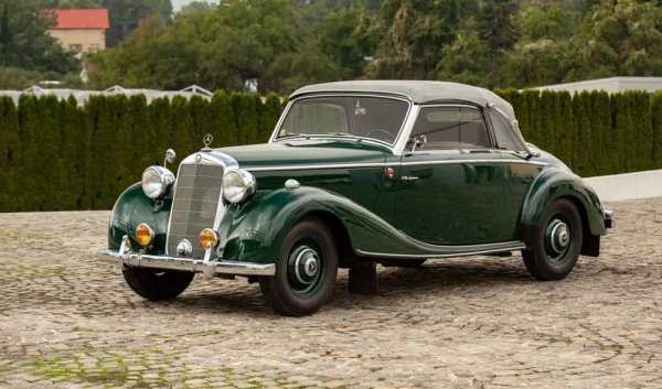 "Масовият" модел на Mercedes отпреди Втората световна война се появява през 1936 с код W136, и с 1.7-литров двигател с 38 коня мощност. 170 V е с предно монтиран двигател, при 170 H същият двигател е монтиран отзад. До 1942 са произведени около 75,000 бройки. Поточната линия по чудо оцелява през бомбардировките и през 1947 производството е възобновено, за да продължи чак до 1953. 

