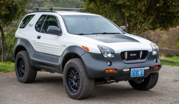 Един малко неочакван кандидат за вниманието на колекционерите. VehiCROSS бе представен през 1997 като по-компактна версия на Isuzu Trooper, с V6 двигател и 4х4 система от BorgWarner. Онова, което го отличаваше рязко от пълчищата японски SUV модели от онази епоха, бе дизайнът - дело на Широ Накамура, бъдещия главен дизайнер на Nissan и създател на автомобили като GT-R и Qashqai. В края на 90-те този дизайн се стори твърде смел на публиката и бе съсипан от подигравки (с вградените в решетката дневни светлини приличал на граф Дракула). Днес обаче е все по-ценен от познавачите и цените бързо растат. Помага и фактът, че са произведени само 4153 бройки, преди Isuzu да се откаже от проекта през 2001. 
