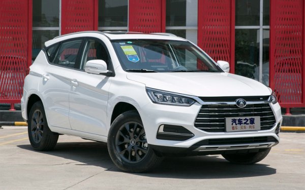 На трета позиция е кросоувърът Song на компанията BYD, която записва чудовишен ръст от 130% през последната година и така изпревари по продажби дори гигант като Volkswagen. През април от Song са реализирани 25 000 бройки през април и около 100 000 от началото та годината. Това е кросоувър с размерите на Nissan X-Trail, който се предлага само в електрифицирани версии. Чисто електрическата е с предно предаване и 163 к.с., а плъг-ин хибридът е достъпен във варианти с мощност от 324 до 473 к.с., като при последния ускорението от 0 до 100 км/ч отнема 4,7 секунди.