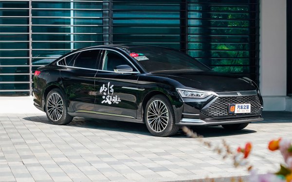 От началото на годината в Китай са продадени 48 000 бройки, като 13 000 от тях са реализирани през април и това помага за впечатляващия ръст на BYD. Колата е с атрактивен дизайн и впечатляващ интериор. Електрическите версии могат да развият 219 к.с. със задно предаване или 487 к.с. със задвижване на всички колела, а plug-in хибридите се предлагат с 240 или 430 к.с.