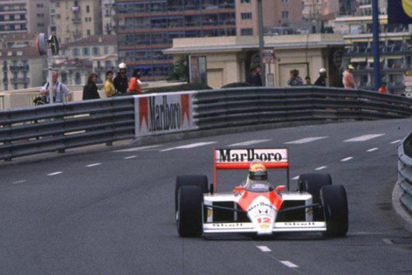 Сена винаги е обичал уличното трасе в Монте Карло и до днес държи рекорда за най-много победи там - 6. Но през 1988, в дебютната му година в Макларън, превъзходството му наистина бе смайващо. "Изведнъж осъзнах, че вече не карам колата съзнателно... Карах само по инстинкт", признаваше после самият Айртон. В квалификацията той отвя своя съотборник и архивраг Ален Прост с нечуваните 1.427 секунди. 
