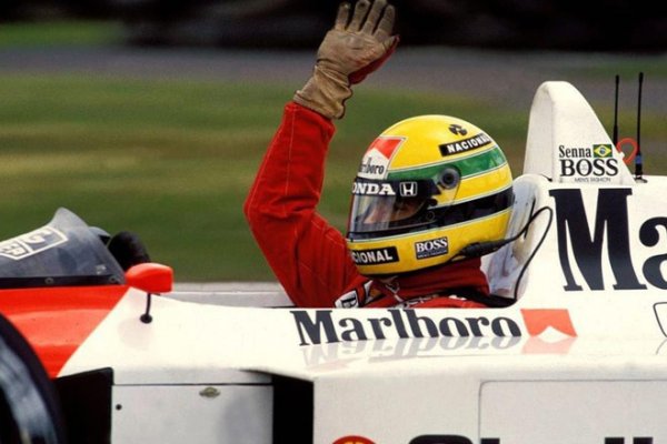 Сезон 1988 ще се запомни със смазващото превъзходство на тима на Макларън (15 победи в 16 старта), и с титаничната битка между съотборниците Сена и Прост. Ключово за изхода й бе предпоследното състезание в Япония. Сена имаше пол позишън, но колата му угасна на старта и след първата обиколка той бе 14-и. После обаче се случи любимото му нещо: заваля проливен дъжд. Сена изпревари всички, завършвайки 13 секунди пред Прост, и си гарантира титлата. 
