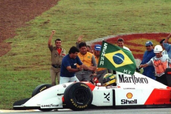 Айртон обичаше много родината си - доказателствата са много повече от каската в националните цветове и милионите долари, дарени за бразилски деца. Но до 1991 победата на "домашната" писта "Интерлагос" все му се изплъзваше. В този старт също никак не му вървеше - накрая дори скоростната му кутия блокира в шеста позиция. Но Сена въпреки това победи - и после припадна от напрежението. 
