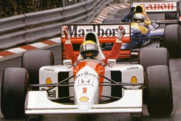 Доминацията на "Макларън" вече бе отминала и бе дошла епохата на "Уилямс", с технологично революционното шаси, създадено от Ейдриън Нюи. Но Сена не бе човекът, който ще се предаде без бой. В Монако той показа във висша степен майсторството си, удържайки далеч по-бързата кола на Найджъл Менсъл зад себе си с цената на всички трикове в учебника. 
