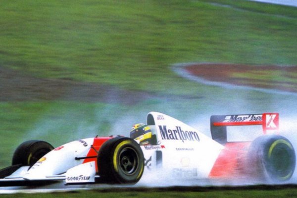 Мнозина смятат този старт на английската писта "Донингтън парк" за най-великото състезание на Сена. Отново на мокро, разбира се. Кадрите на танцуващия по пистата, но все пак уверено напредващ към финала болид са от златния фонд на Формула 1. 
