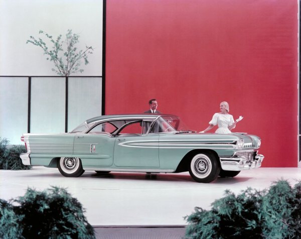 За разлика от други моделни години на 88 Oldsmobile, които често имаха капачка на резервоар в ясен изглед от лявата страна на калника, при моделът от 1958 г. тя е скрита зад задната светлина. За да се получи достъп до гърловината за пълнене на автомобила, беше необходимо да се отвори горната част на хромирания корпус на лампата заедно с част от ефектната перка на крилото.
