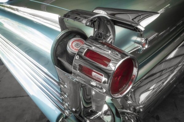 Подобно на други модели на General Motors от тази година, Oldsmobile 88 беше известен със своето много по-голямо от обичайното количество хромирани елементи.. Също така през този период - от средата на петдесетте до средата на шейсетте години - &bdquo;стилът на перките&ldquo;, известен също като &bdquo;аеростил&ldquo; и &bdquo;детройтски барок&ldquo;, достига своя апогей в САЩ.
