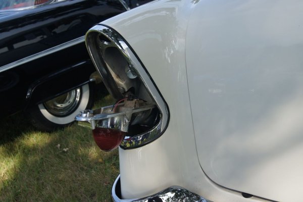 В нормалното си положение капакът се държи от хромирана вертикална скоба отгоре, направена под формата на декоративен елемент. Веднага щом го завъртите на 45 градуса, фарът се накланя надолу, отваряйки достъп до гърловината за пълнене.
