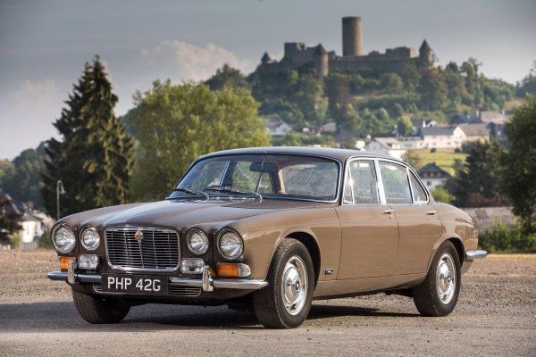 Класическият Jaguar XJ от първите три серии, които се произвеждат от 1968 до 1992 г., имаше своя собствена характеристика с капачките на резервоара. Причината е, че тази кола има два резервоара за гориво и двата бяха разположени в задните крила. Пробките за пълнене на двата резервоара бяха винаги видими и разположени в ъглите на задното стъкло в равнината на капака на багажника.
