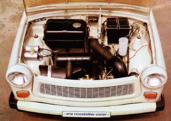 Когато в колата трябва да се налее бензин, той първо се смесва с двигателното масло. Резервоарът е разположен под капака, заедно с двигателя. Или по-скоро над него. Има и гърловина за пълнене на резервоара. Така зареждането с гориво се превръща в цял ритуал, за който собственикът първо трябваше да отвори капака.
