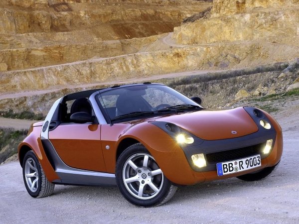 Резервоарът за гориво на Smart Roadster е доста скромен като обем и се намира между купето и двигателното отделение. Точно зад шофьора и пътника. Гърловината за пълнене от него е насочена към дясната централна колона на покрива, която действа като предпазна щанга, когато горната част на автомобила е свалена.
