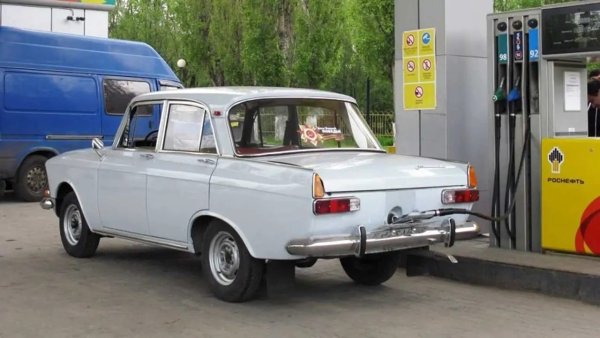 А гърловината му за пълнене излиза в центъра на задния панел на тялото точно зад регистрационния номер. По време на зареждане последният се сгъва, отваряйки достъп до капачката на резервоара за газ. Но това е в седаните. За &bdquo;Москвичи&ldquo; с каросерии на комби и микробуси, за да се намали височината на натоварване, гърлото беше преместено към левия фар.
